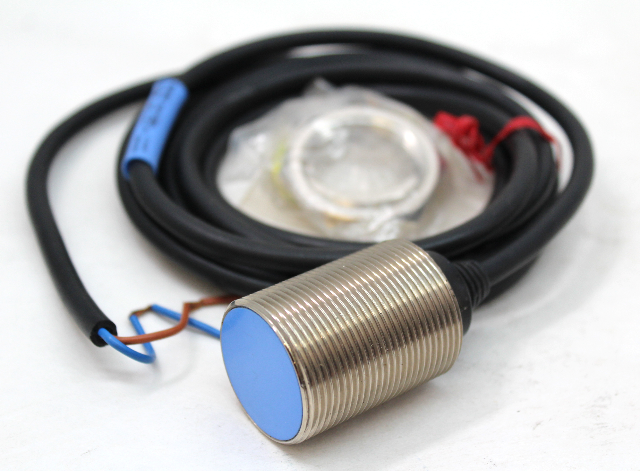 Keyence EV-130M Proximity Switch M30 Shielded 10mm Range
