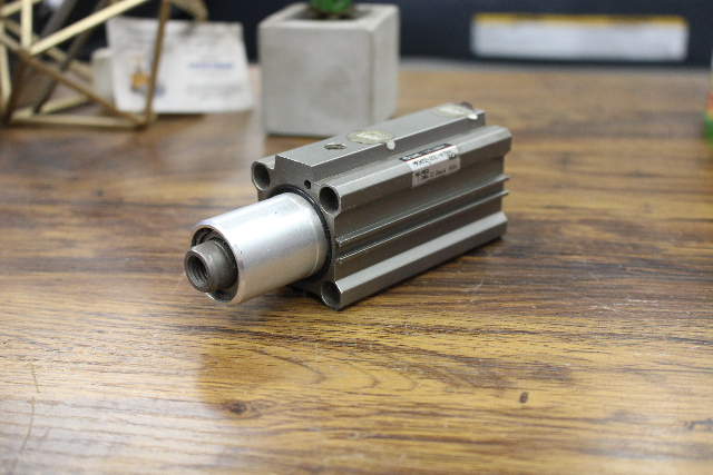 SMC MKB32-20L-A73HL Clamp Cylinder 32mm Bore 20mm Stroke