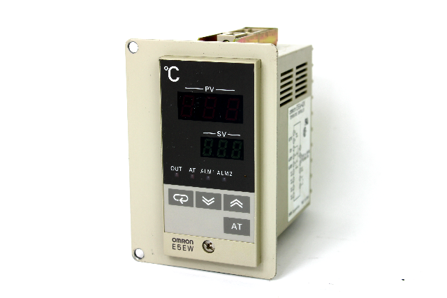 Omron E5EW-Q2K Temperature Controller, 100-240V AC