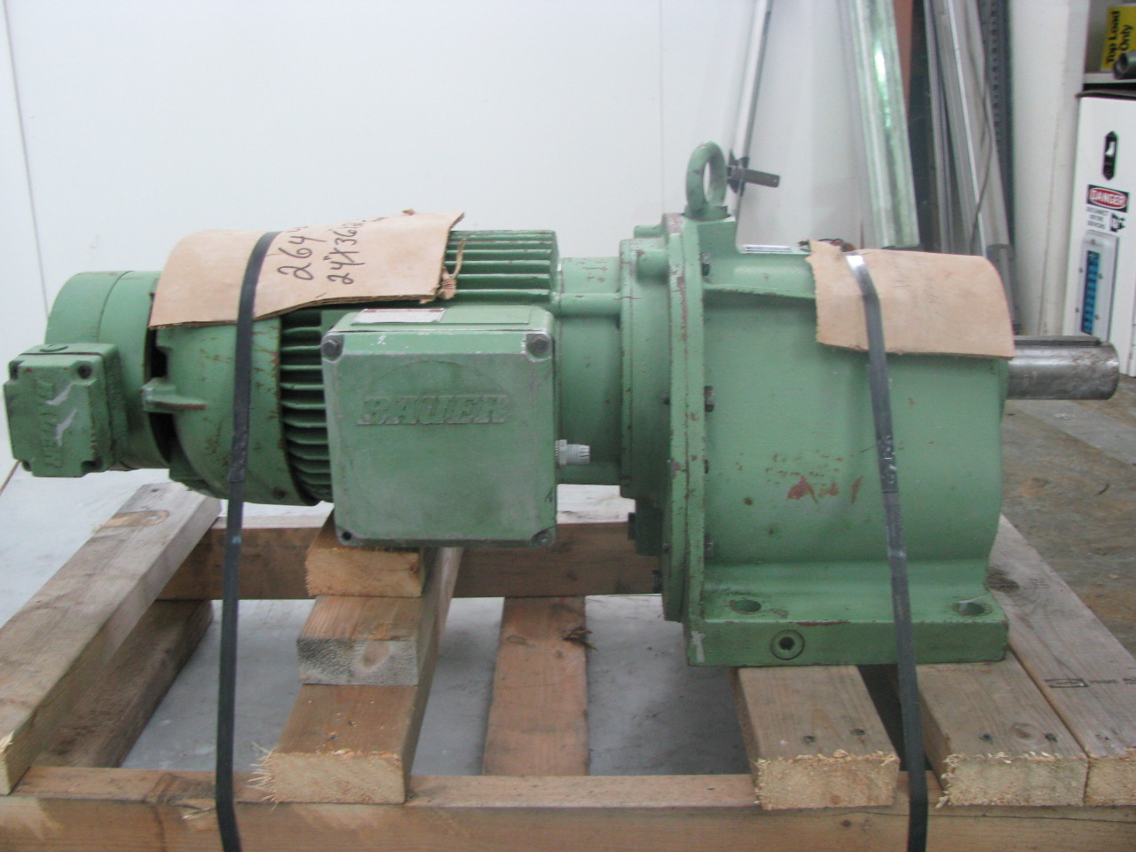 Eberhard Bauer D-7300 G73-10/DP2A124-309-AS/M Gear Motor 2in Shaft 3.2/9.7 RPM