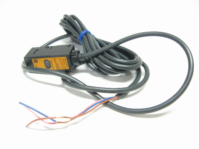 Omron E3S-2LE4 PhotoElectric Switch 12-24 Vdc