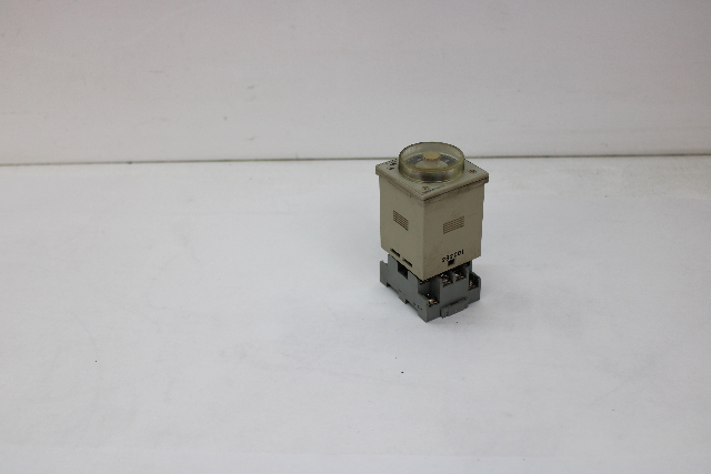 Omron H3CR-A Timer with Base, 100-240VAC