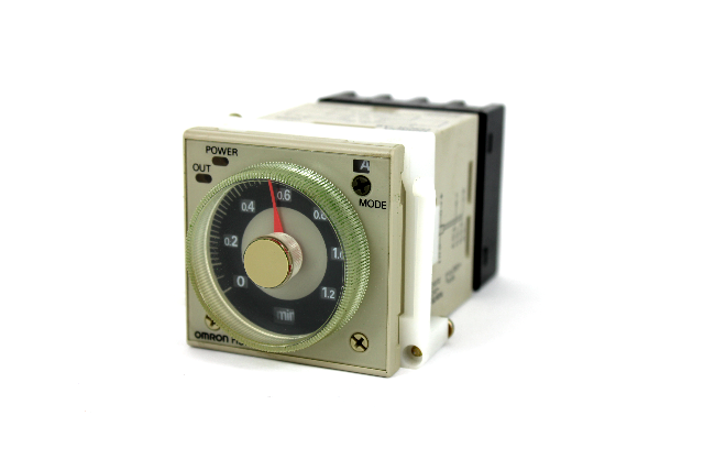 Omron H3CR-A8 Timer with Socket P3G-08